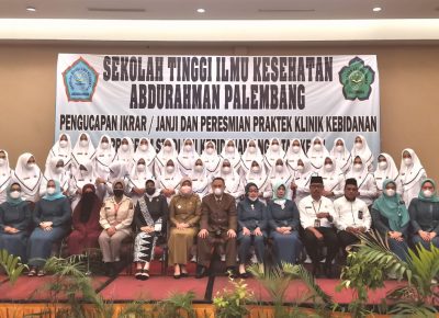 31 Mahasiswi STIKES Abdurahman Palembang Angkat Sumpah dan Peresmian Praktek Klinik Kebidanan